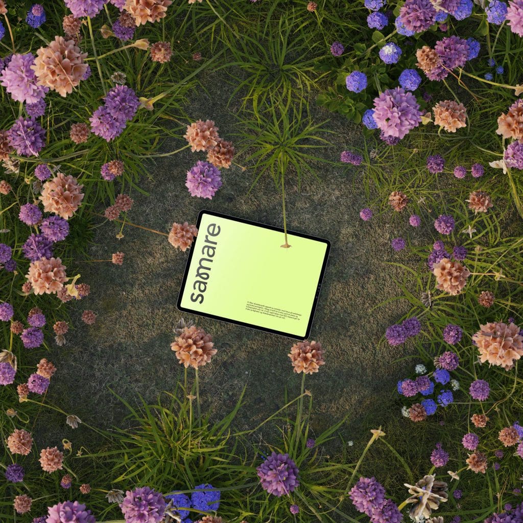 bilde av et nettbrett som ligger på gresset i en rosa blomstereng, med logoen til Samare, et kreativt mediebyrå som leverer på synlighet